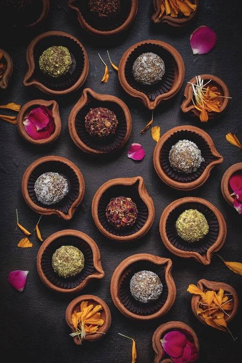 Laddoo Photography, Diwali Food Decoration Ideas, Ladoo Photography, Diwali Food Photography, Diwali Sweets Photography, Mithai Photography, Diwali Food Ideas, Samosa Recipe Indian, Diwali Chocolates