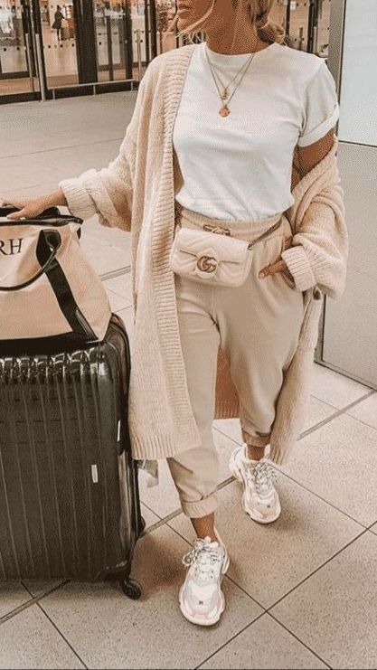 Flight Outfit, Comfy Travel Outfit, Airplane Outfits, Fashion Travel Outfit, Leggings Outfit Casual, Black Leggings Outfit, Long Flights, Travel Outfits, Mode Casual