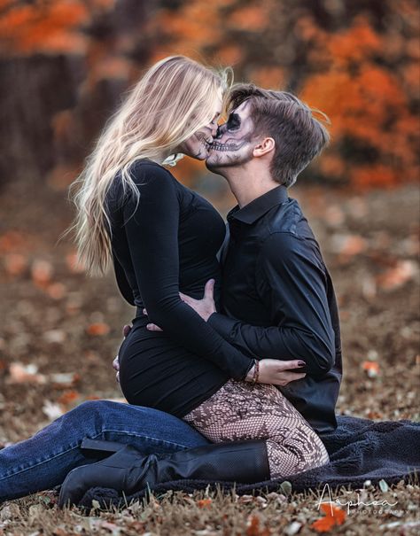 Husband Wife Fall Photos, Ghost Face Couples Photoshoot, Spooky Photoshoot Ideas Couples Outdoor, Halloween Photoshoot Ideas Couples, Couple Halloween Picture Ideas, Ghostface Photoshoot Couple, Spooky Halloween Couple Photoshoot, Ghostface Couple Photoshoot, Scream Photoshoot Couple