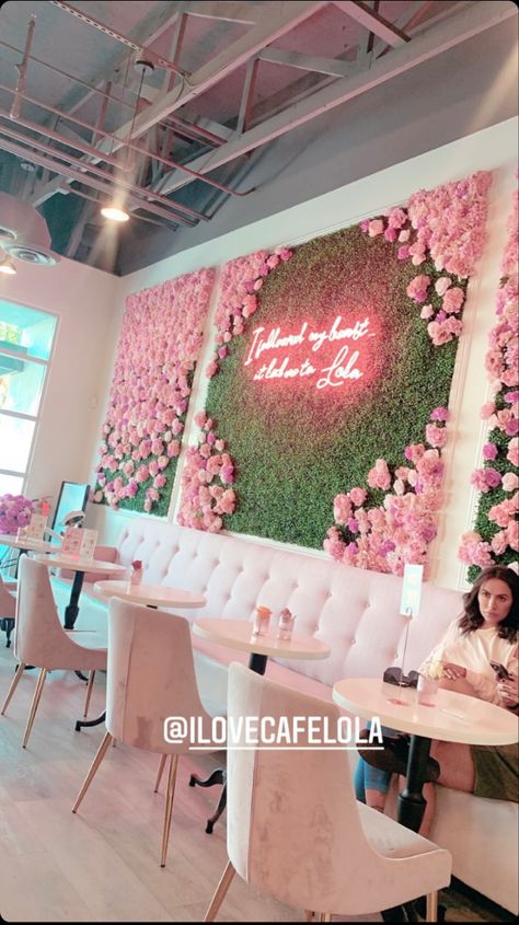 Salon Cafe Ideas, Cake Shop Decoration, Beautiful Restaurants Interiors, Fun Bakery Interior, Instagramable Walls Cafe, Pink Cafe Interior, Heladerias Ideas Decoracion, Girly Cafe, Cafe Interior Design Ideas