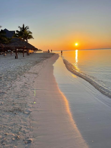 ☀️😍 Hermoso Amanecer en la #RivieraMaya #PlayaDelCarmen #México 📸Grupo Dakatso Riviera Maya, Collage, Pins