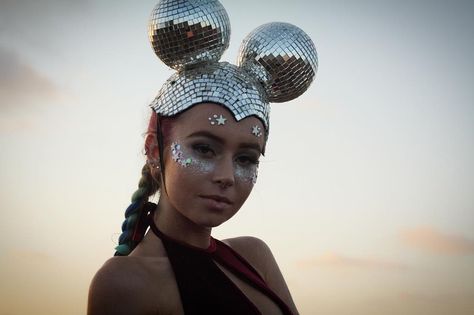 Burning Man Headpiece, Burning Man Hair, Hair With Hat, Burning Girl, Burning Man Girls, Crazy Hat Day, Burning Man Costume, Festival Inspo, Diamonds In The Sky