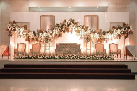 Dekorasi Pernikahan Modern Wedding Decorations, Dekor Pernikahan Simple, Wedding Backdrop Design Indoor, Pelaminan Modern, Wedding Decoration Checklist, Indoor Wedding Decorations, Engagement Stage Decoration, Reception Stage, Rose Gold Wedding Decor