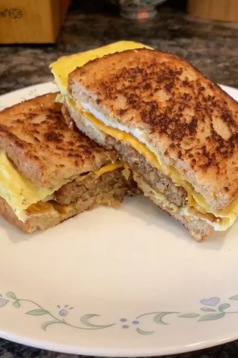 TikTok's All-in-One Egg Breakfast Sandwich Hack | Video Tik Tok Breakfast, Sandwich Tiktok, Lowcarb Meals, Tiktok Images, Sandwich Hacks, Egg Sandwich Breakfast, Cheesy Eggs, Breakfast Prep, Breakfast Wraps