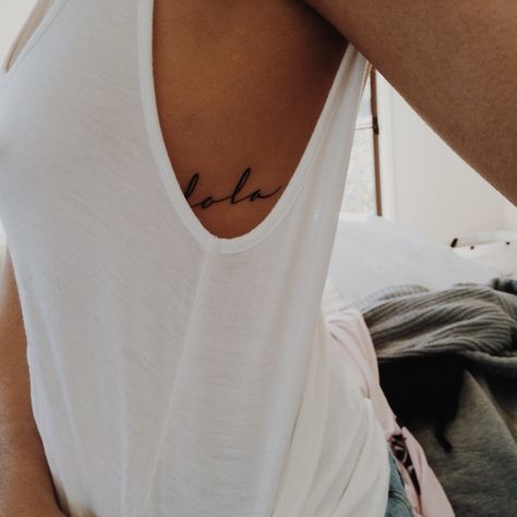 My lola sideboob script tattoo done by tattoo artist Ellie Thompson @ellietattoo @jessica.groves Lola Name Tattoo, Lola Tattoo Name, Lola Name, Lola Tattoo, Script Tattoo, Tattoo Name, Petite Tattoos, Tattoo Script, Name Tattoo