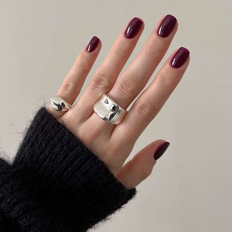 Burgundy Nail Polish, Burberry Nails, Burgundy Nail Designs, Maroon Nails, Fall Manicure, Cherry Nails, Striped Nails, Burgundy Nails, Short Nail