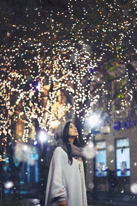 Christmas Lights Photoshoot, Christmas Light Photography, Christmas Fashion Photography, Christmas Instagram Pictures, Christmas Lights Background, Christmas Poses, Lights Aesthetic, Light Shoot, Sisters Photoshoot Poses