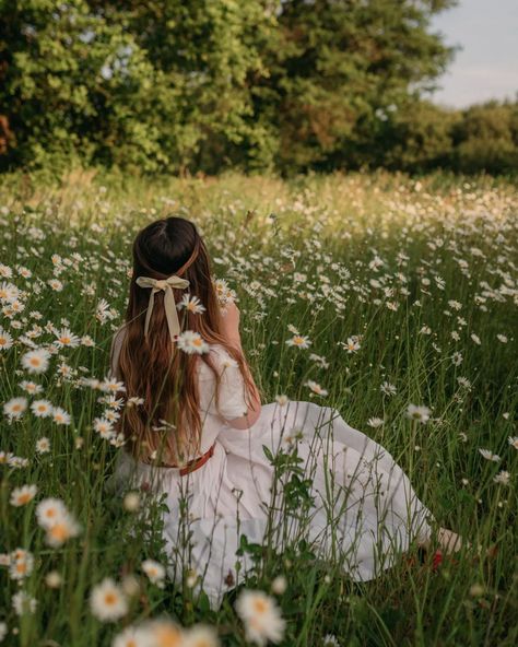 Flower Field Photos, Daisy Field Aesthetic, Dalia Core, Field Of Flowers Photoshoot, Cottagecore Photos, Daisy Photoshoot, Vidhi Core, Flower Girl Aesthetic, Cottagecore Field