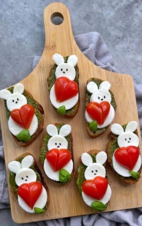 Easter Food Decorations, Charcuterie Boats Ideas, Easter Fingerfood, Bunny Food Ideas, Easter Recipes Appetizers, Easter Appetizers Ideas, Easter Brunch Appetizers, Easter Food Ideas, Easter Buffet