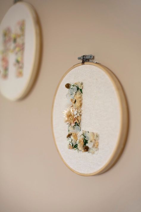 Dried Flower Letters, Diy Floral Frame, Dried Flower Workshop, Macrame And Dried Flowers, Dried Flower Artwork, Dried Flower Business, Dried Floral Crafts, Diy Dried Flower Wreath, Floral Crafts Diy