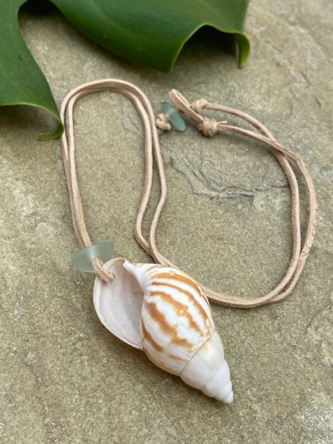 Sea Shell Accessories Diy, Homemade Seashell Necklace, Seashell Necklace Diy, Town Design, Shell Crafts Diy, Bracelets Handmade Diy, Sea Crafts, Seashell Jewelry, Ocean Jewelry