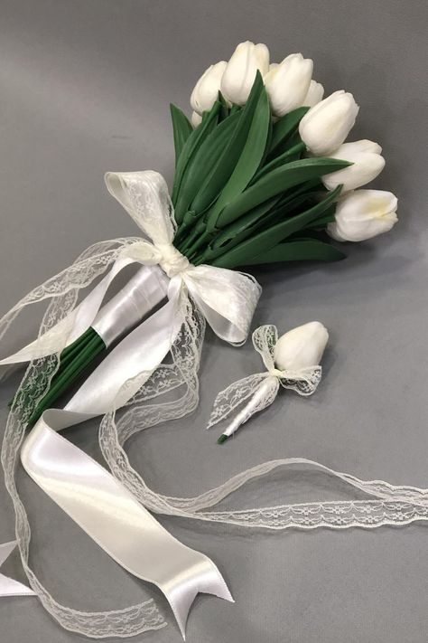 Tulip Bridal Bouquet Brides, Bride Bouquets White Elegant, Assamese Bride, Tulip Bouquet Wedding, Green And White Wedding Flowers, Tulip Bridal Bouquet, Tulip Bouquets, Flower Ceremony, Wedding Flowers Tulips