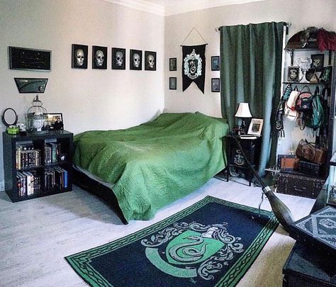 Wizard Lifestyle on Instagram: “😍😍😍 ⠀ ⠀ ⠀ ⠀ 📸: @the_loveless  Follow ⚯͛ @wizardlifestyle ⚯͛ for more & tag us to be featured! #TheWizardLifestyle” Slytherin Aesthetic Room Decor, Harry Potter Bedroom Ideas Slytherin, Draco Malfoy Bedroom, Draco Malfoy Room Decor, Draco Malfoy Room, Harry Potter Dorm Room Ideas, Slytherin Aesthetic Bedroom, Slytherin Bedroom Ideas, Slytherin Inspired Bedroom