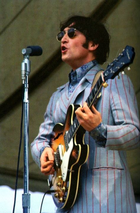 John Lennon John Lennon Guitar, The Beatles Live, Beatles Guitar, Best Guitar Players, Beatles Photos, Beatles Pictures, John Lennon Beatles, Beatles John, Yoko Ono