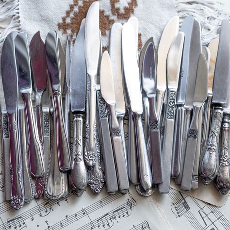 Mismatched Silverware, Aesthetic Tableware, Knives Aesthetic, Mismatched Flatware, Unique Flatware, Dinner Fish, Set Aesthetic, Vintage Dishware, Vintage Cutlery