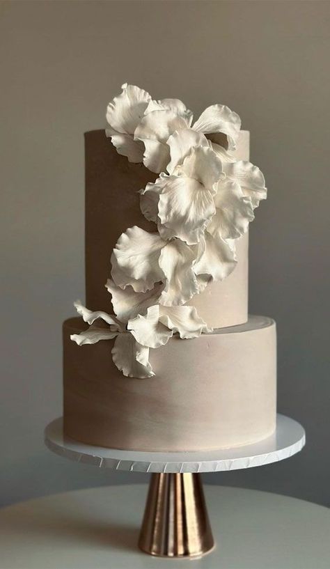 Cake Trends 2023, Wedding Cake Simple Elegant, Bday Themes, Landscape Wedding, Wedding Cake Trends, Monochrome Weddings, Beautiful Wedding Cake, 3 Tier Wedding Cakes, Dream Wedding Cake