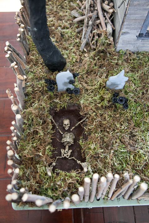 Minature Haunted House, Haunted Village Display, Halloween House Display, Diy Mini Haunted House Ideas, Diy Mini Graveyard, Diy Halloween Village Accessories, Haunted House Model Ideas, Mini Haunted House Ideas, Diy Haunted Village