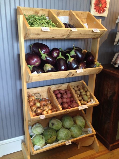 Picked Veggies, Diy Kitchen Storage Ideas, Fruit And Veg Shop, Farmers Market Display, Vegetable Rack, Vegetable Stand, Vegetable Shop, Grocery Store Design, Kitchen Storage Ideas