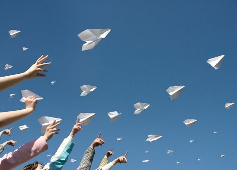 Flying Paper, Summer Boredom, French Worksheets, Engineering Challenge, Math Problem, Minute To Win It, Paper Airplane, Airplane Travel, Paper Airplanes