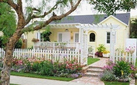 Backyard Ideas Pergola, Cottage Garden Landscaping, Garden Ideas Cottage, Modern Cottage Garden, Gardens Aesthetic, Farmhouse Home Ideas, Yellow House Exterior, Outdoor Curb Appeal, Backyard Cafe