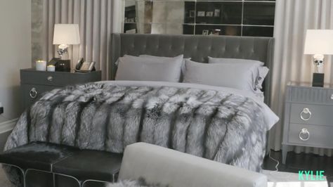 Kylie Jenner Bedroom Taupe grey fur cosy Kylie Jenner Bedroom, Kylie Jenner, Pillows, Bedroom, Bed, Grey