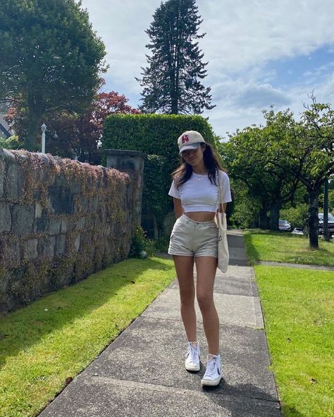 Teenage Summer Aesthetic Outfits, Boeheim Outfits, Tan Shorts Outfit, Summer Outfits 2023 Trends, Fall Outfits Boots, Fall Outfits Dresses, Outfits For Work Summer, Summer Outfits For Work, Outfits 2023 Trends