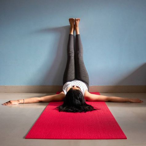 Viparita Karani, Legs Yoga, Bedtime Stretches, Sore Legs, Wall Yoga, Busy Mind, Legs Up The Wall, Neck Problems, Plank Pose