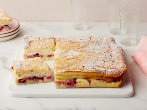 Recipe of the Day: Magical Berry-Filled Layer Cake You make just one batter, but after baking you end up with three distinct layers of cake, fruit and custard. Magic Cake Recipe, Magic Cake Recipes, Magic Cake, Layer Cakes, Strawberry Cakes, Köstliche Desserts, Easy Baking, Recipe Of The Day, Let Them Eat Cake