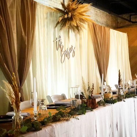 Backdrop Ideas Behind Head Table, Head Table Back Drop Wedding Decorations, Fall Wedding Head Table Backdrop, Diy Backdrop Wedding Head Table, Bridal Party Table Ideas Receptions Backdrops, Bridal Party Backdrop Head Tables, Wedding Food Table Backdrop, Wedding Backdrop Behind Head Table, Boho Wedding Cake Backdrop