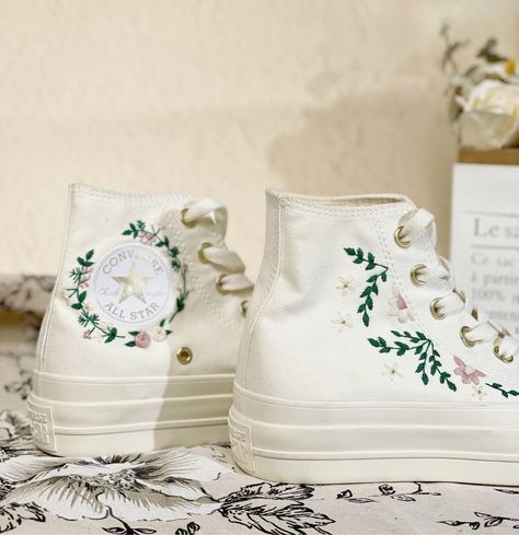 Embroidery Converse, Converse Embroidery, Circle Embroidery, Converse 1970s, Converse Wedding Shoes, Wreath Embroidery, Embroidered Converse, Cute Converse, Floral Circle