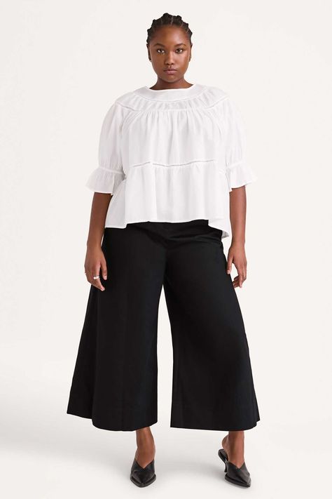 If you have ever wondered how to wear culotte pants to look stylish, we have ten ways to wear these wide-leg cropped pants that will become your go-to outfits for day events, wearing to work, even going to parties. Merlette’s culottes come in a range of sizes, flattering curvier figures with plus-size culotte options a Cullote Pants, Style Culottes, Wide Leg Pants Plus Size, Style Wide Leg Pants, Tiered Dresses, Tiered Tops, Culotte Pants, Smock Top, Wide Leg Cropped Pants