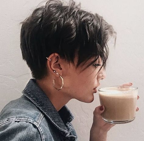 Side Bangs Hairstyles, Pixie Hair, Penteado Cabelo Curto, Short Pixie Haircuts, Short Pixie Cut, Short Haircut, Trending Hairstyles, Short Hair Styles Pixie, Pixie Hairstyles