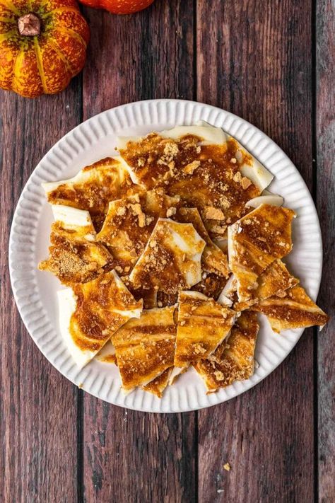 Pumpkin Spice Bark is the perfect Autumn treat to serve around Halloween or Thanksgiving. Made with white chocolate, pumpkin spice, and delicious caramel. Pumpkin Bark, Fall Charcuterie Board Ideas, Fall Charcuterie Board, Fall Charcuterie, Pumpkin Spice Treats, Pumpkin Puree Recipes, Fall Deserts, Pie Spice Recipe, White Chocolate Bark