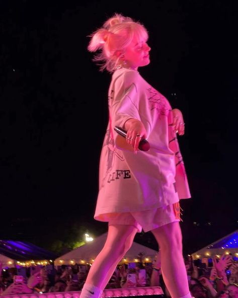 Billie Pink Aesthetic, Pink Billie Eilish Wallpaper, Pink Billie Eilish Aesthetic, Billie Eilish Pink Aesthetic, Pink Billie Eilish, Billie Eilish Pink, Billie Eilish Outfits, I Miss Her, Hair Shows