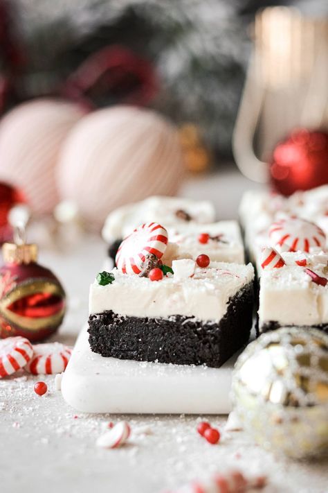 Dark and fudgy peppermint brownies, frosted with peppermint cream cheese frosting, and decorated with crushed candy canes and the cutest holiday sprinkles. Peppermint Brownies Recipe, Peppermint Frosting, Peppermint Dessert, Peppermint Fudge, Cream Cheese Brownies, Peppermint Brownies, Peppermint Cream, Brownie Toppings, Festive Desserts