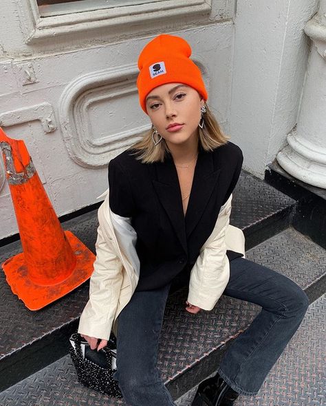 Shopupp (@shopupp) • Instagram photos and videos Orange Beanie Outfit, Orange Beanie, Beanie Outfit, Orange Hat, Fashion Tips For Girls, Nyfw Street Style, Beanie Style, Cute Cosplay, Outfits With Hats