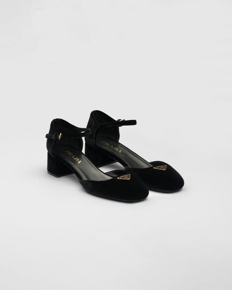 Black Velvet Pumps | PRADA Velvet Pumps, Devil Wears Prada, Couture Runway, Feminine Design, Runway Models, Slingback Pump, Accessories For Men, Shoes And Accessories, Black Pumps