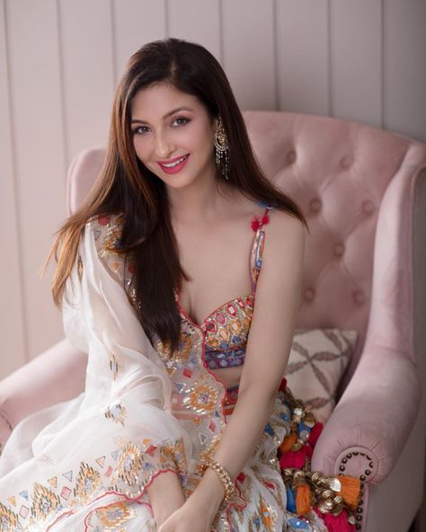 Soumya Tandon, Casual Homecoming Dresses, Saumya Tandon, Beautiful Smile Women, Beautiful Smile, Bollywood Actress, Homecoming Dresses, Beauty Women, Graduation Dress