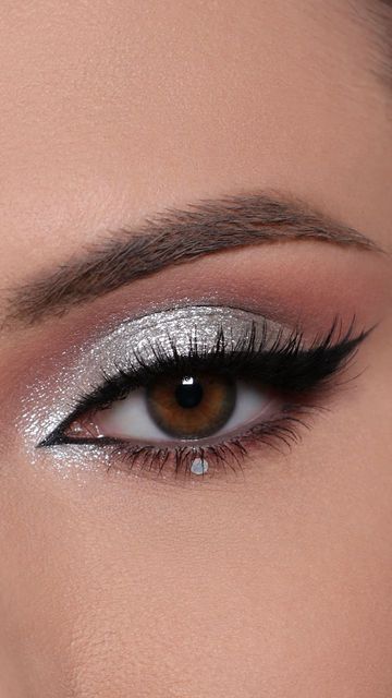 Lavender Eyeshadow, Silver Eyeshadow Looks, Shine Eyeshadow, White Eye Makeup, Evening Eye Makeup, Silver Eye Makeup, Black Eye Makeup, Eye Makeup Images, Grey Makeup