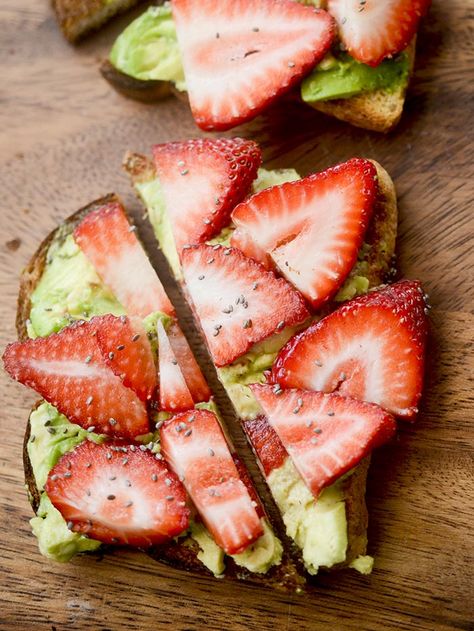 Toast With Strawberries, Toast Aperitif, Recipe Diaries, Veggie Rolls, Toast Avocado, Strawberry Avocado, Avocado Health Benefits, Avocado Toast Recipe, Weekend Cooking