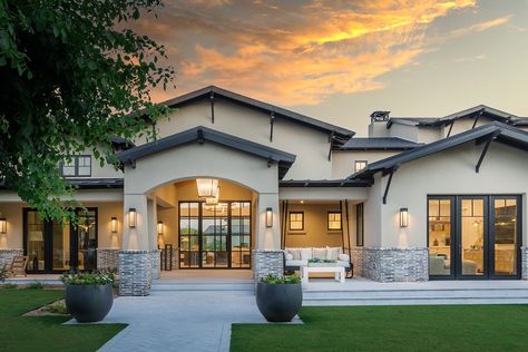 Arcadia Lights | Luxury Custom Home in Scottsdale ��— AFT Construction Elegant Ranch Style Homes, Scottsdale Homes Luxury, Arizona Luxury Homes, Arizona Homes Exterior, Luxury Ranch Style Homes, Sedona House, Luxury Ranch House Plans, Home Design Luxury, Backyard Resort