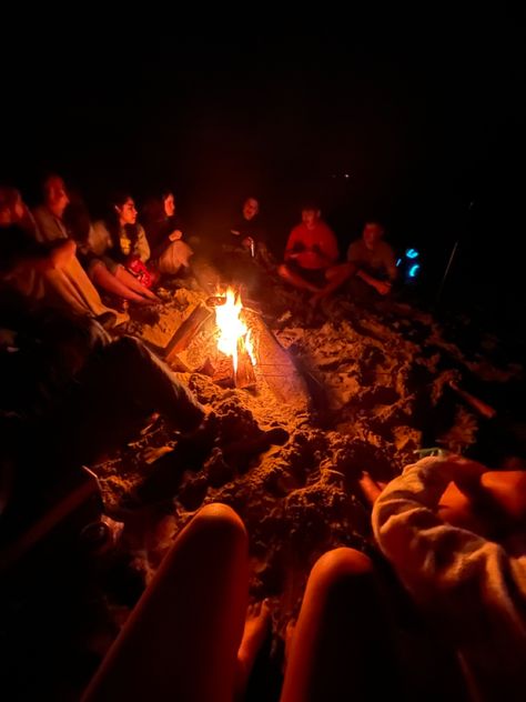 Bond Fire, Bond Fire Party Ideas, Bon Fire, Couple Bonfire Aesthetic, Fire Party Ideas, Bonfire Beach Night, Bonfire On Beach Aesthetic, Campfire At The Beach, Bonfire At The Beach Night