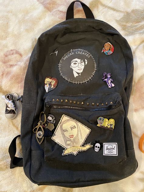 Willow Hale, Backpack With Pins, Cute School Bags, Inside My Bag, College Fits, Anime Accessories, What In My Bag, Cool Backpacks, Retro Aesthetic