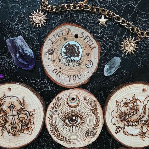 Woodworking Decorations, Woodburner Ideas, Witchy Ornaments, Witch Store, Wood Slice Decor, Glow Forge, Ornaments Wood, Wiccan Crafts, Wood Burn Designs