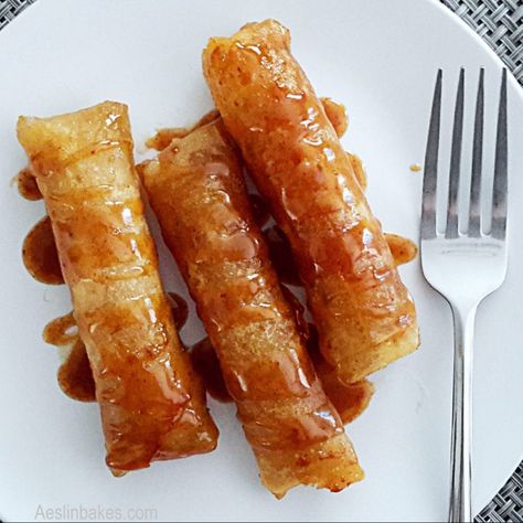 Turon (also known as lumpiang saging or banana spring rolls) is a sweet little snack or dessert of bananas, brown sugar and jackfruit wrapped in a spring roll wrapper and fried crispy. Banana Spring Rolls, How To Cook Plantains, Filipino Dessert, Spring Roll Wrappers, Butterscotch Sauce, Fried Bananas, Filipino Desserts, Spring Roll, Filipino Dishes