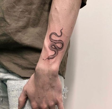 Small Tattoos For Guys Arm, Playboy Tattoo, Snake Tattoo Ideas, Mens Body Tattoos, Small Snake Tattoo, Tattoo Homme, Cobra Tattoo, Serpent Tattoo, Minimal Tattoo Design