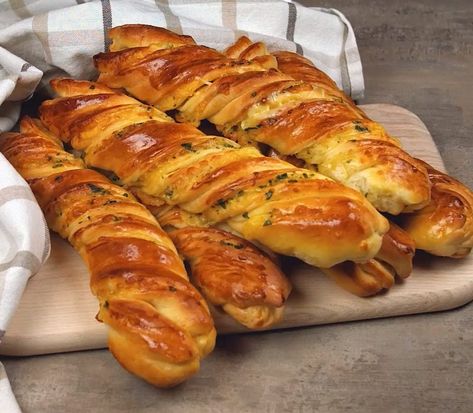 Twisted Bread, Bread Twists, Best Pizza Dough Recipe, Cheese Twists, Savoury Crackers, Beauty Salon Makeup, Cooking Sweets, Yeast Starter, Cheese Stuffed Chicken Breast