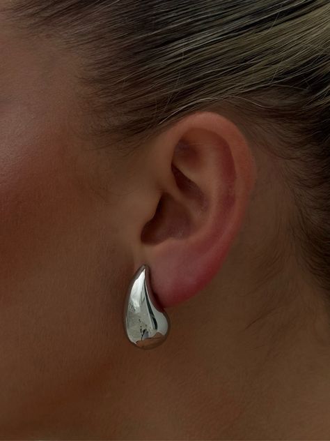 DETAILS • Metal: s925 • Durable, Hypoallergenic, safe for sensitive skin Teardrop Earrings Silver, Sliver Earing Ideas, Trending Earrings 2024, Silver Teardrop Earrings, Simple Jewelry Silver, Aros Aesthetic, Minimal Silver Jewelry, Earrings Aesthetic Silver, Jewellery Lookbook