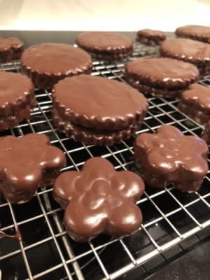 Simple Chocolate Coating Chocolate Coated Cookies, Coating Chocolate Recipes, How To Dip Cookies In Melted Chocolate, Candy Coating Recipe, What To Dip In Chocolate, Chocolate Candy Coating Recipe, Dipping Chocolate Recipe, Chocolate Coating Recipe, Explaining Santa