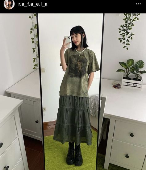 Fairy Grunge Fashion, Green Maxi Skirt Outfit, Layered Skirt Outfit, Skirt With Tshirt, Long Skirt Outfits Aesthetic, Grunge Aesthetic Clothes, Green Skirt Outfits, Ruffle Skirt Outfit, Long Green Skirt